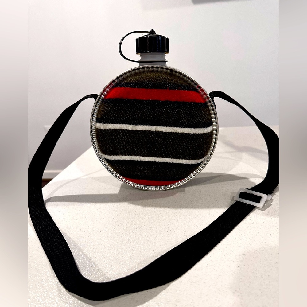 4 Qt Round Canteen Blanket Lined with Shoulder Strap